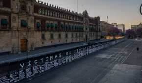 Colectivas y madres de mujeres víctimas de feminicidio convirtieron las vallas instaladas en Palacio Nacional en un memorial