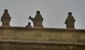 Jesús Ramírez Cuevas dijo que los hombres usaban un inhibidor de drones para evitar vuelos sobre Palacio Nacional.