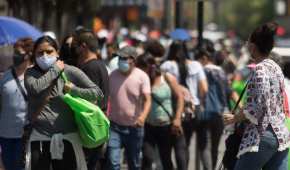 Pese a la pandemia, decenas de personas se aglomeran en lugares públicos