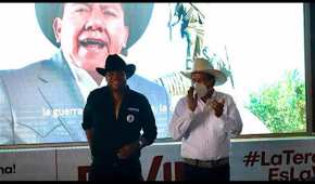El vocalista de la Banda Jerez y aspirante a diputado federal, Marco Flores, gritó: '¡Arriba las pinches viejas! en pleno mitin