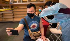 Freeson Wong, ciudadano estadounidense, tomándose una selfie mientras recibe la vacuna Moderna en Los Ángeles, California