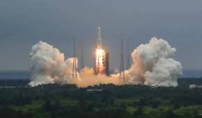 Cohete Long March 5B que transporta un módulo para la estación espacial china