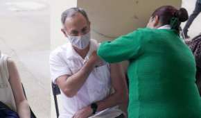 El subsecretario de Salud acudió a la Escuela Benito Juárez para vacunarse