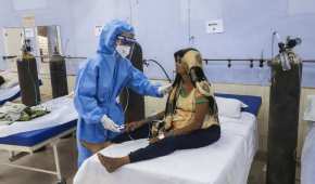Una enfermera atiende a una paciente en un centro gratuito par enfermos de COVID-19