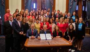 La ley promulgada por el gobernador Greg Abbott pone a Texas en línea con más de una decena de estados que prohíben los abortos
