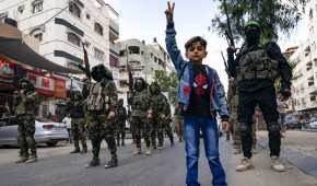 Enmascarados y blandiendo rifles de asalto, combatientes desfilaron el sábado por las calles de Ciudad de Gaza