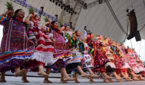 La Guelaguetza es una puesta en escena de bailes y sones autóctonos de las ocho regiones de Oaxaca