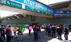 Los manifestantes mantienen cerrada la avenida Capitán Carlos Lazo, impidiendo el acceso a la terminal 1