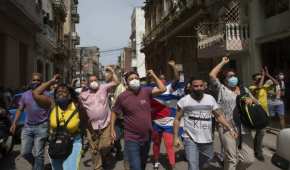 Simpatizantes del gobierno gritan consignas mientras antigubernamentales marchan en La Habana, Cuba