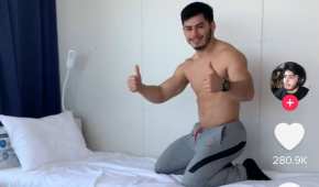El atleta mexicano Jorge Cárdenas puso a prueba las dichosas camas 'antisexo' de la Villa Olímpica.