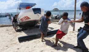 Pescadores retiran sus embarcaciones del mar previo a la llegada del huracán Grace