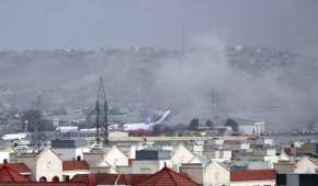 Se alza humo tras una explosión fuera del aeropuerto de Kabul, Afganistán