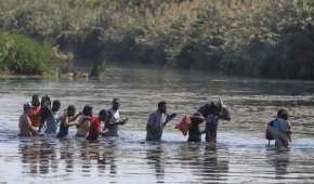 Haitianos cruzan el río Bravo del lado texano hacia suelo mexicano para conseguir comida y víveres
