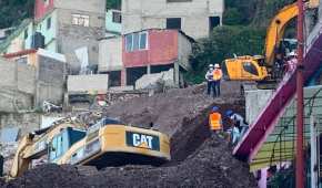 Tras el deslave en el cerro, maquinaria demolió algunas viviendas del lugar