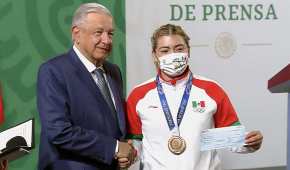 El presidente de México entregó cheques de hasta 480 mil pesos a quienes obtuvieron medallas de oro en Tokio 2021