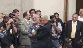 En 2012, AMLO no permitió que el poeta Javier Sicilia le diera un beso