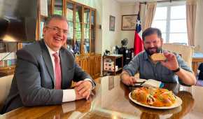 Marcelo Ebrard visitó al presidente electo de Chile, Gabriel Boric y aprovecharon para compartir el tradicional pan