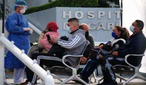 Personas esperan ser atendidas en hospitales del IMSS
