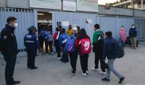 Policía capitalina vigila ingreso de alumnos a secundaria "República de Chile"