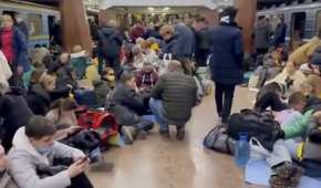 Decenas de personas se han refugiado en el metro de Kiev
