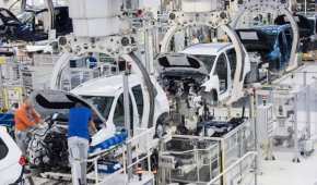 La compañía reveló que los empleados locales de las plantas de VW recibirán beneficios de trabajo a corto plazo
