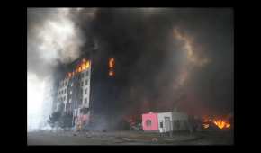 El edificio arde en llamas después de un bombardeo ruso en Kiev, Ucrania