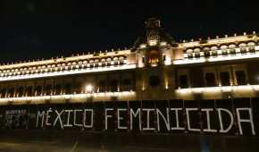 Desde las 06:00 horas de este 8M, mujeres intervienieron las vallas que resguardan Palacio Nacional.
