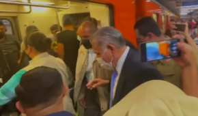 Usó el metro para trasladarse a la Secretaría de Gobernación donde fue abordado por los medios