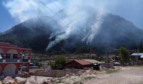 Protección Civil ordenó la evacuación de habitantes que limitan con la zona del incendio.