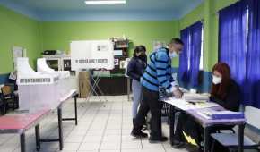 Los funcionarios de casilla iniciaron el proceso de recepción de votos