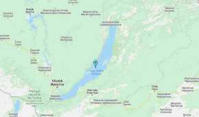 Es un lago de origen tectónico, situado en la región sur de Siberia