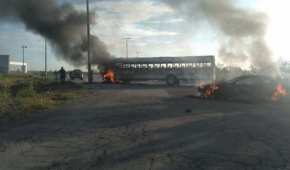 Al menos 16 puntos de Matamoros fueron bloqueados por autos quemados