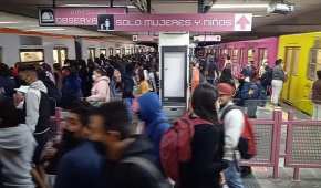 Usuarios de esta sección del Metro esperan abordar en los andenes de la estación Pantitlán