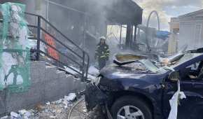 Bombero inspecciona daños tras un cañoneo en Vinnytsia, Ucrania
