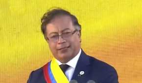 Petro rindió protesta en una plaza frente al Congreso de Colombia