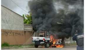 En Veracruz, unas personas atacaron un par de vehículos de la policía estatal