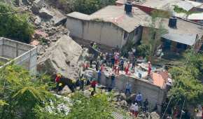 Los primeros reportes indican que hay más personas atrapadas en los escombros.