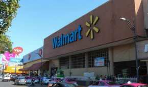 AMLO otorgó licencia a Walmart para mantener precios de canasta básica