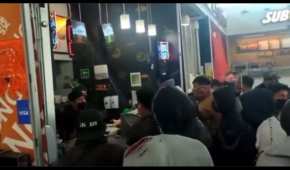 Repartidores de comida rápida enfrentaron a los empleados de una barra de sushi