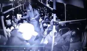 Cuatro asaltantes  fueron grabados cuando atracaban a pasajeros de un autobús.