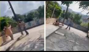 El video muestra cuando el joven golpea al anciano que no se puede defender.