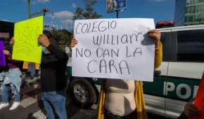 Familiares del niño Abner protestaron afuera del Colegio Williams.
