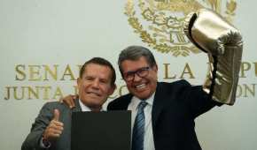 Ricardo Monreal, líder de los morenistas en el Senado, posó en la foto con Julio César Chávez.