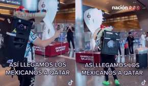 Un mexicano con una bocina en los hombros entonaba canciones a todo volumen en el aeropuerto de Qatar.