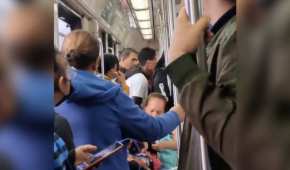 La mujer reclama y abofetea a un presunto ladrón cuando viajaban en el metro de Monterrey.