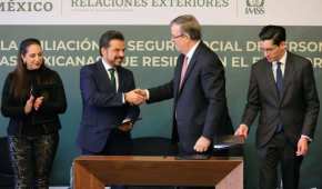 Zoe Robledo y Marcelo Ebrard firmaron el acuerdo de colaboración entre el IMSS y la SRE.