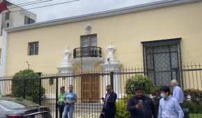 La Embajada de México en Perú fue vigilada por ciudadanos ante el rumor de la fuga del PresidenteCastillo.