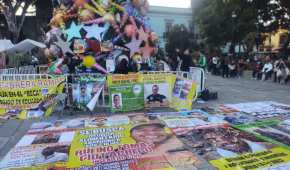 En Oaxaca, grupo de mujeres colocaron mantas con nombres y fotos de hombres deudores