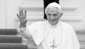 Fue el primer pontífice en 600 años en renunciar al cargo en 2013 tras ocho años de papado