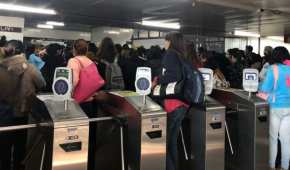 Los usuarios denunciaron que las filas llegan hasta la entrada de las estaciones del Metro